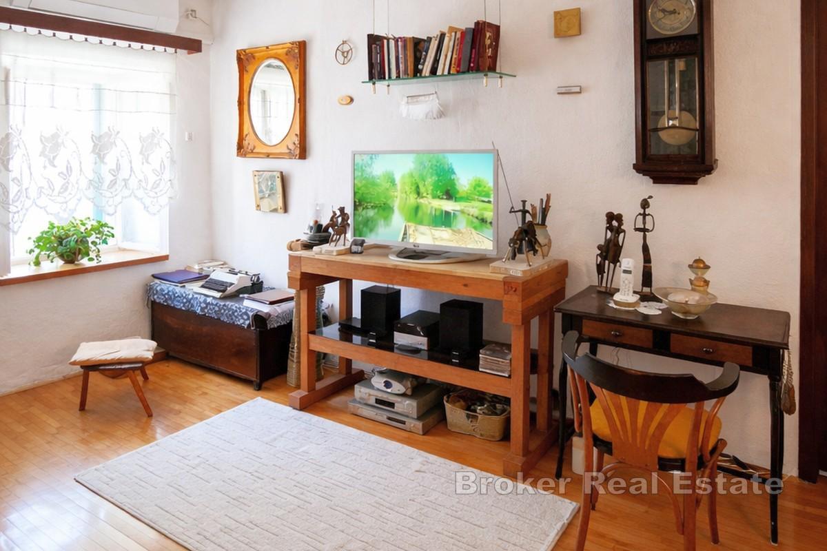 Casa in pietra ristrutturata con cortile, parcheggio e dependance