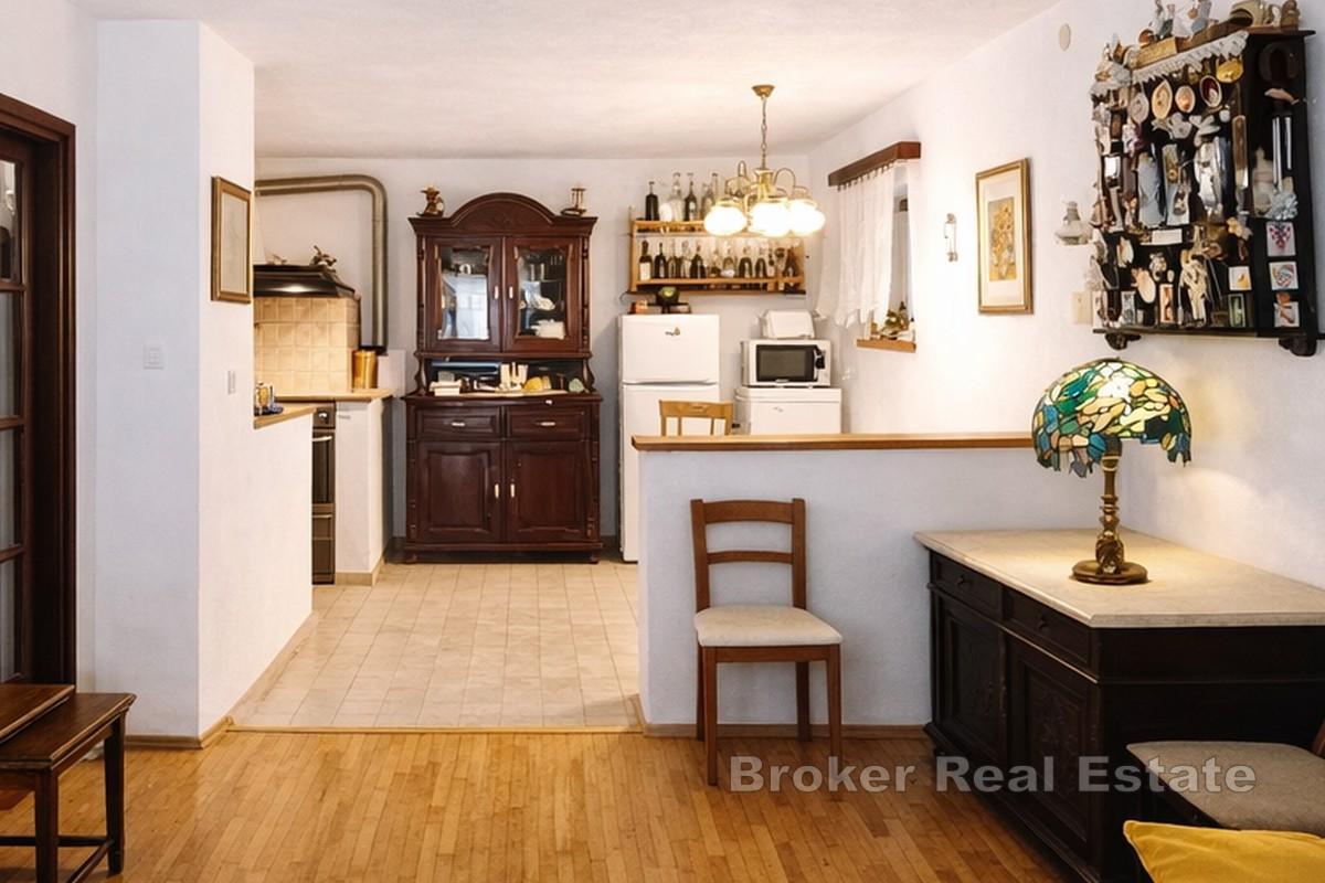 Casa in pietra ristrutturata con cortile, parcheggio e dependance