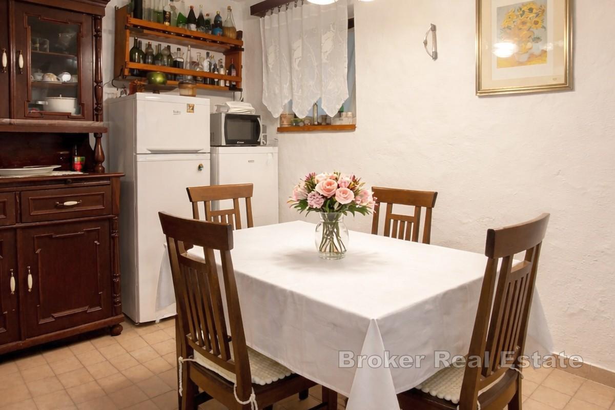 Casa in pietra ristrutturata con cortile, parcheggio e dependance