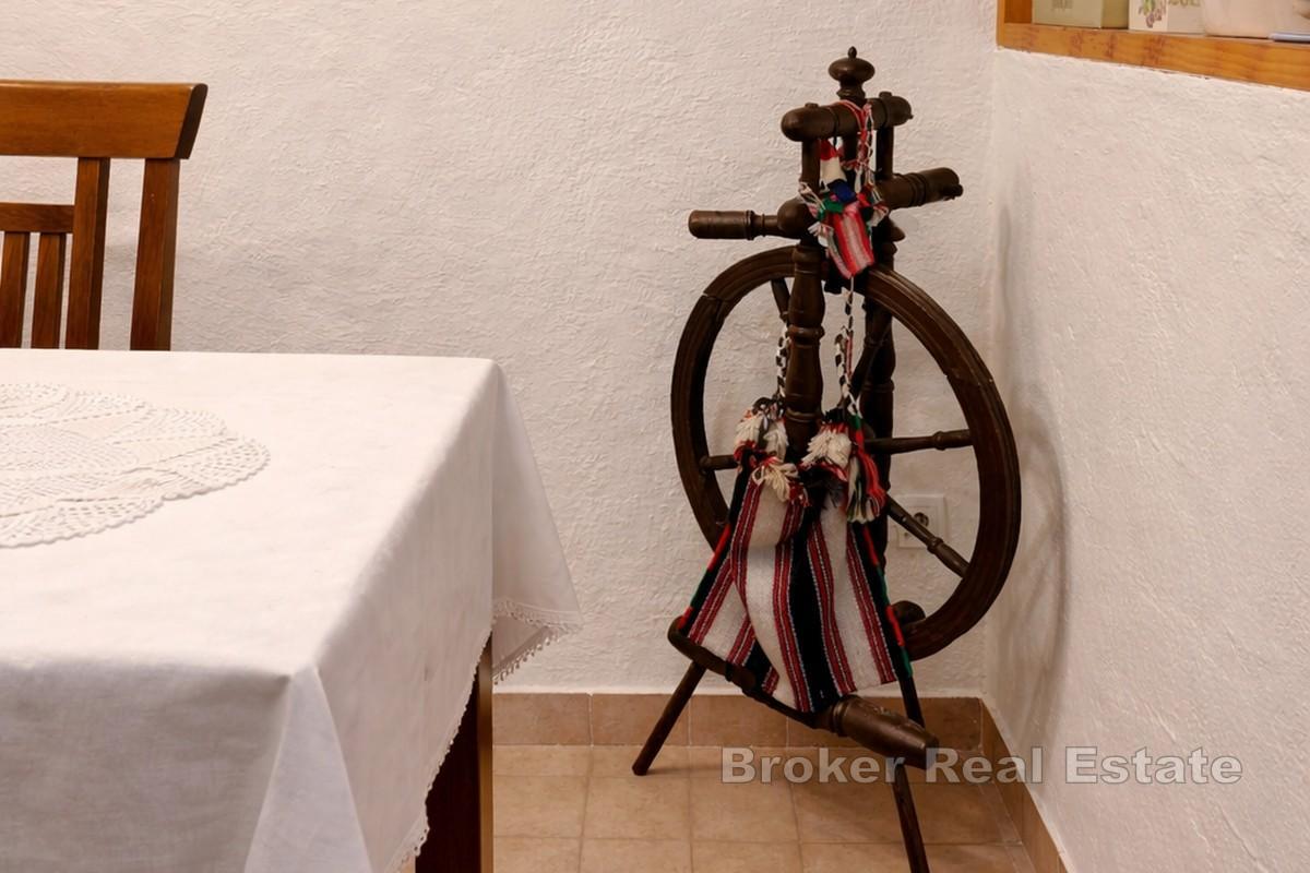 Renovirana kamena kuća s dvorištem, parkingom i dodatnim objektom