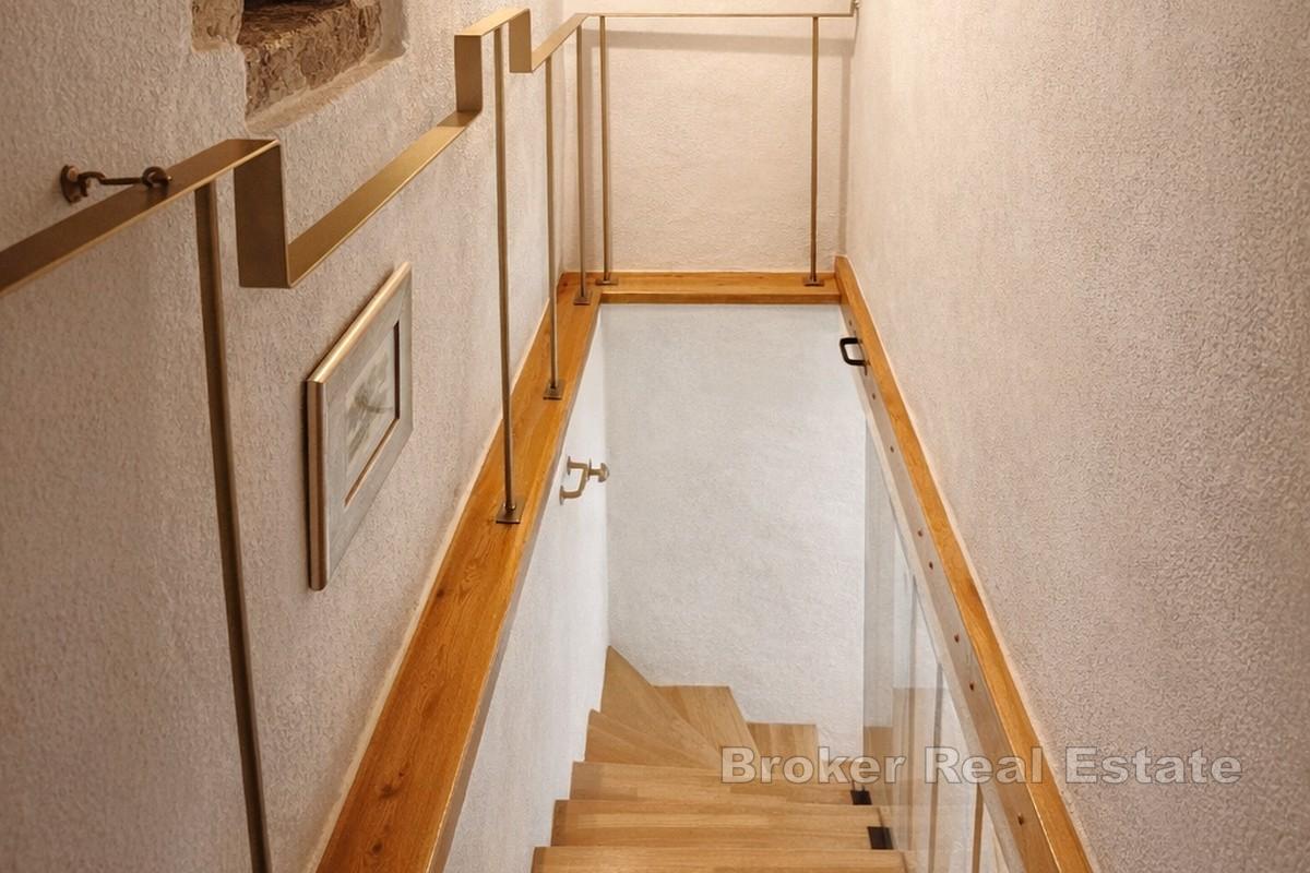 Casa in pietra ristrutturata con cortile, parcheggio e dependance