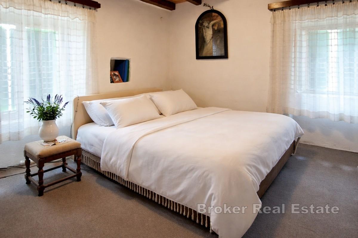 Casa in pietra ristrutturata con cortile, parcheggio e dependance