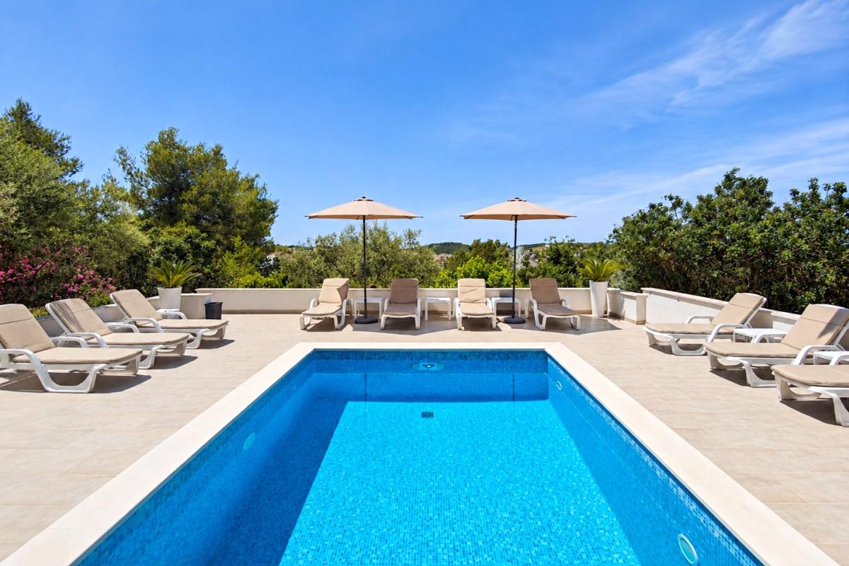 001-2051-73-island-ciovo-apartment-with-balcony-and-parking-space-for-sale