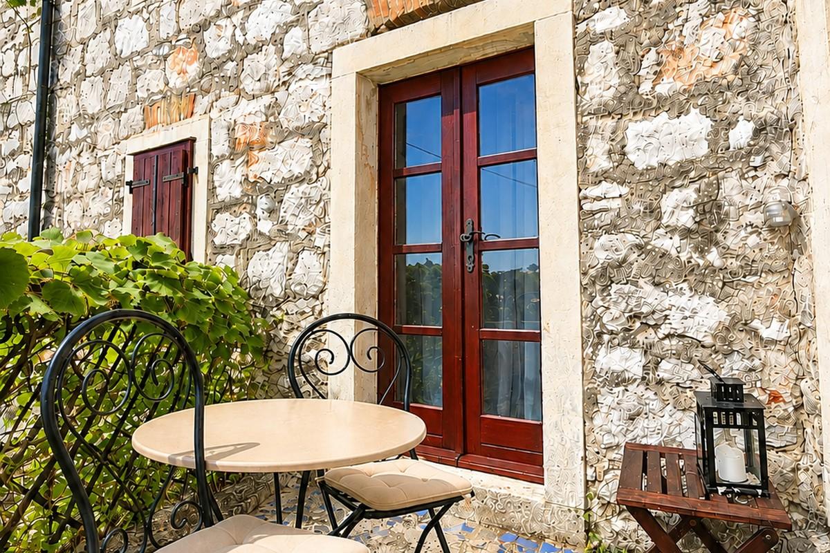 Casa in pietra con cortile e balcone