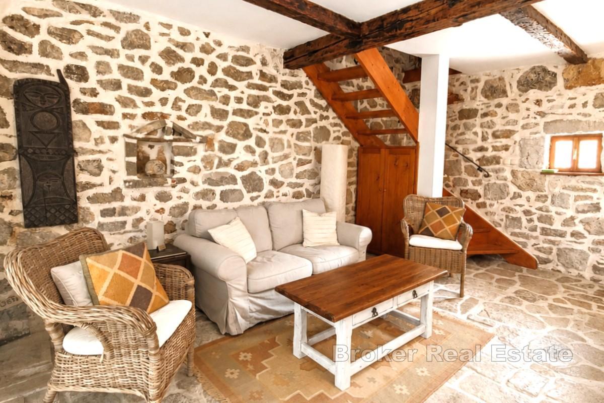 Casa in pietra con cortile e balcone