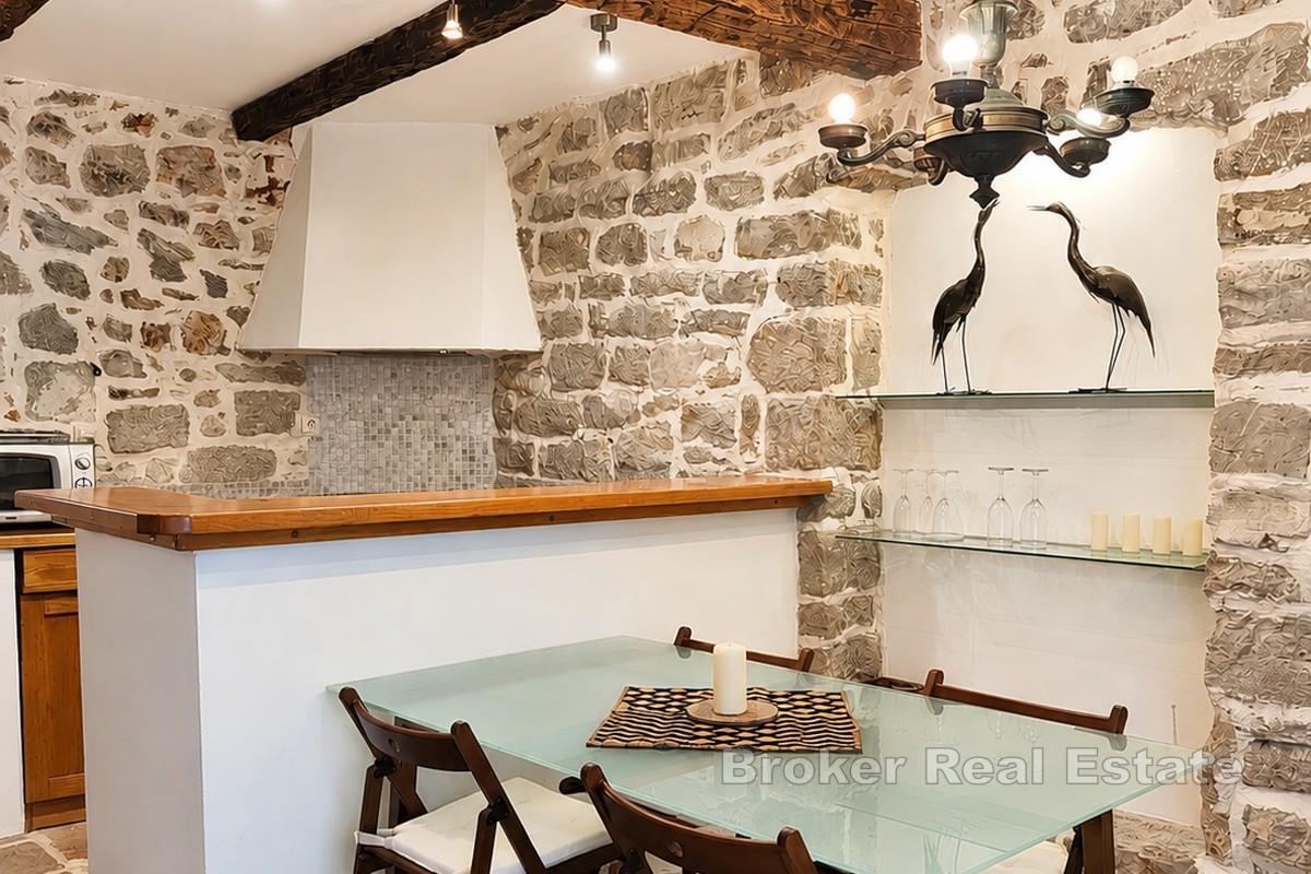 Casa in pietra con cortile e balcone