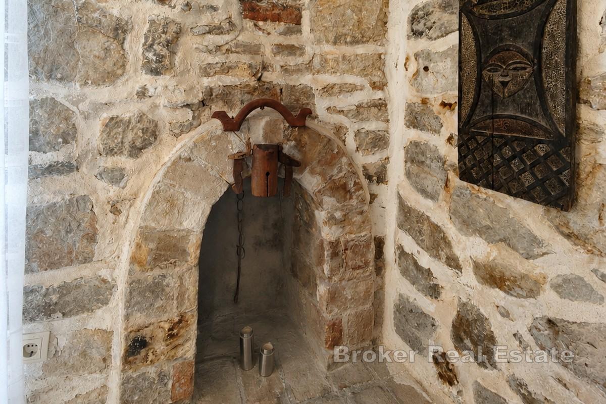 Casa in pietra con cortile e balcone