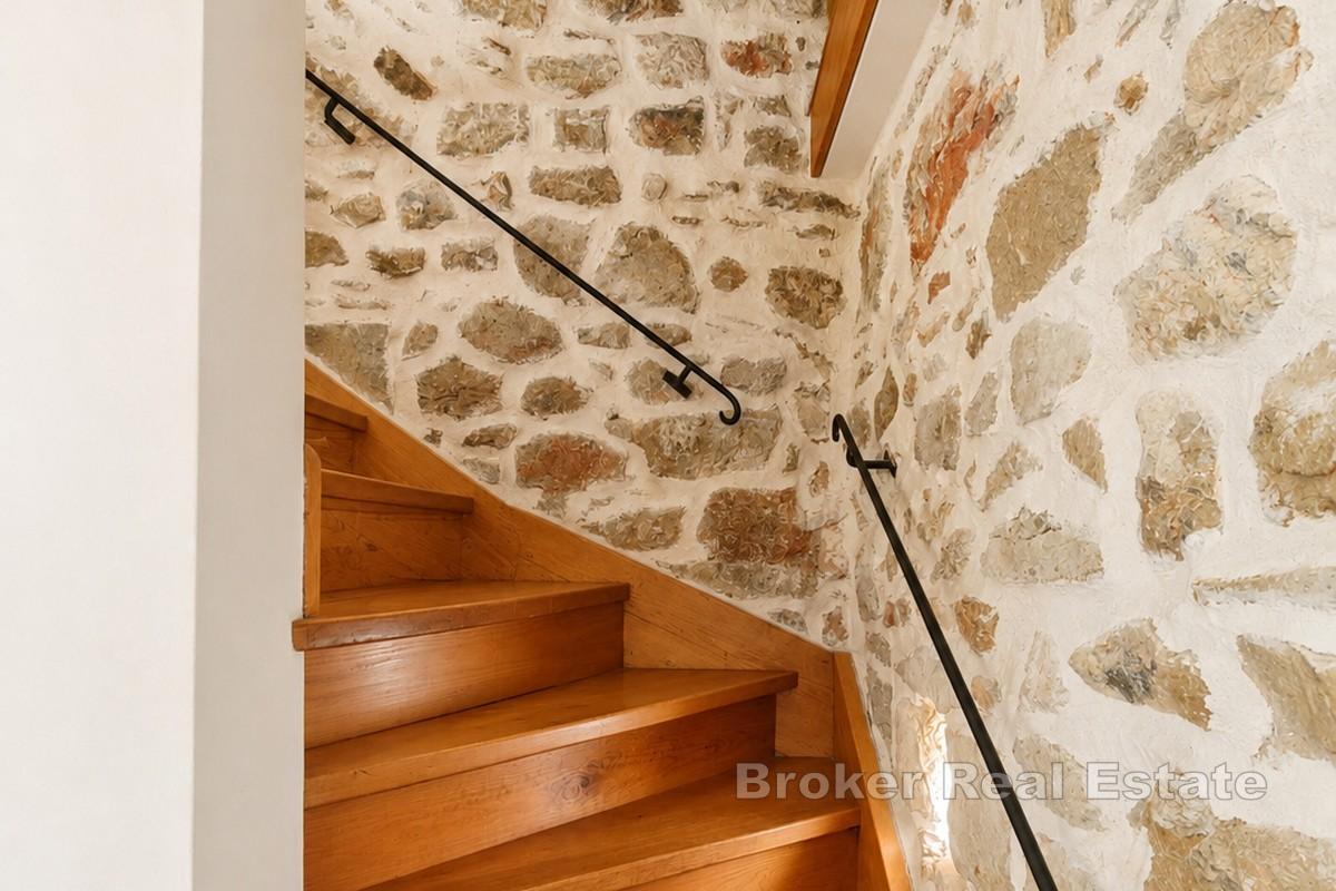 Casa in pietra con cortile e balcone