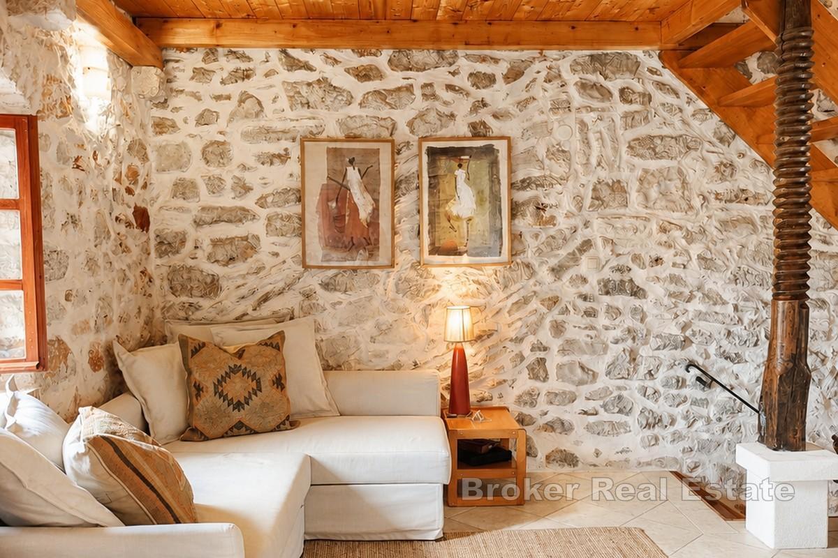 Casa in pietra con cortile e balcone