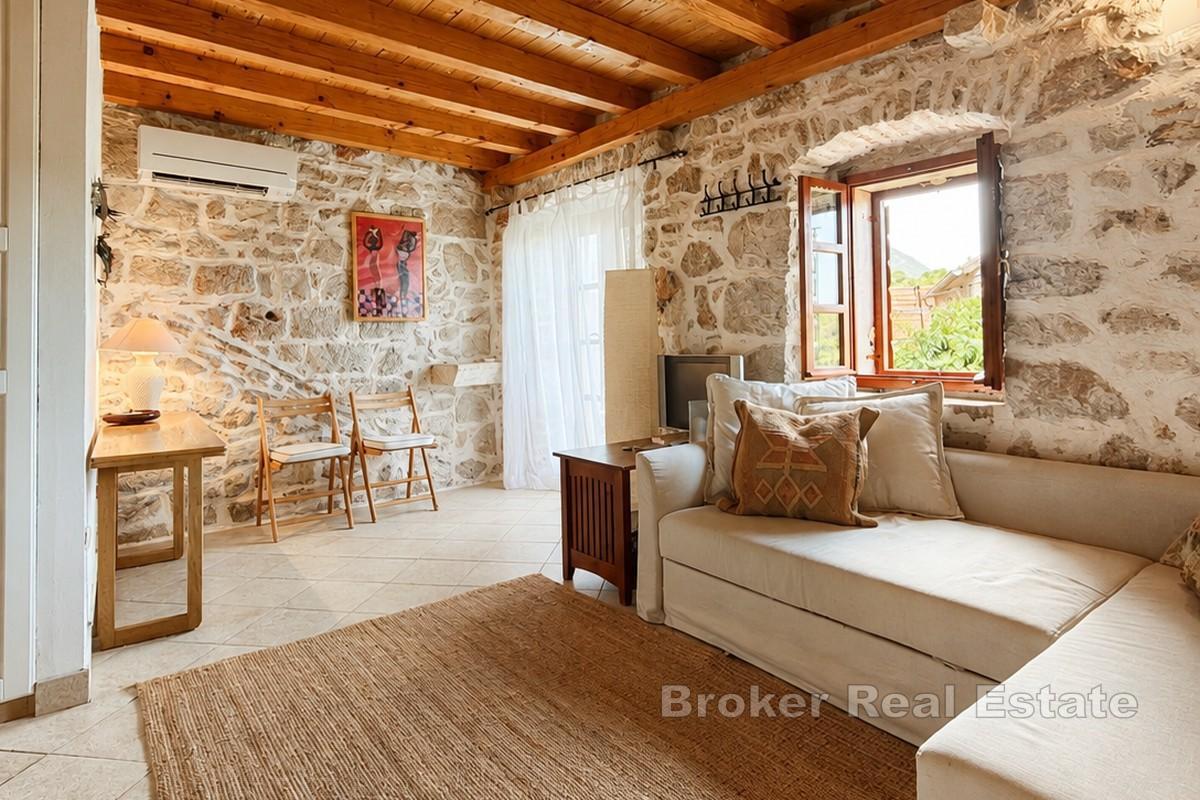 Casa in pietra con cortile e balcone