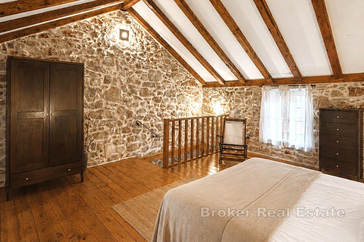 Maison en pierre avec cour et balcon
