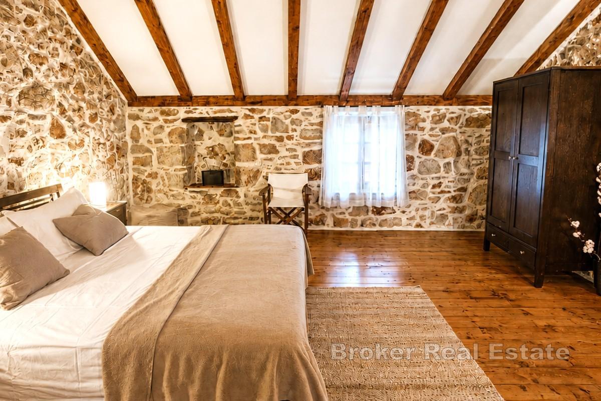 Maison en pierre avec cour et balcon