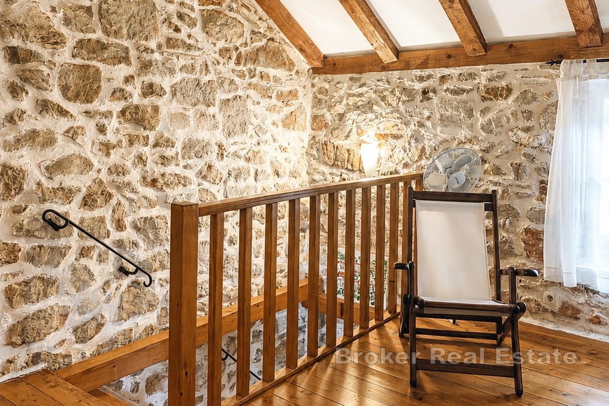 Maison en pierre avec cour et balcon