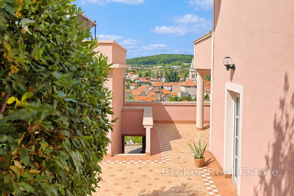 Haus mit drei Wohnungen, Garage und Meerblick