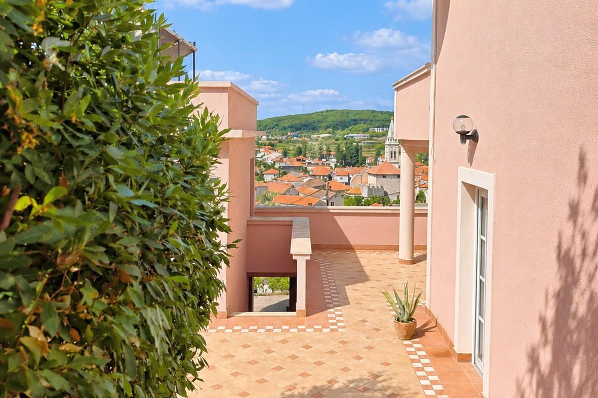 Haus mit drei Wohnungen, Garage und Meerblick