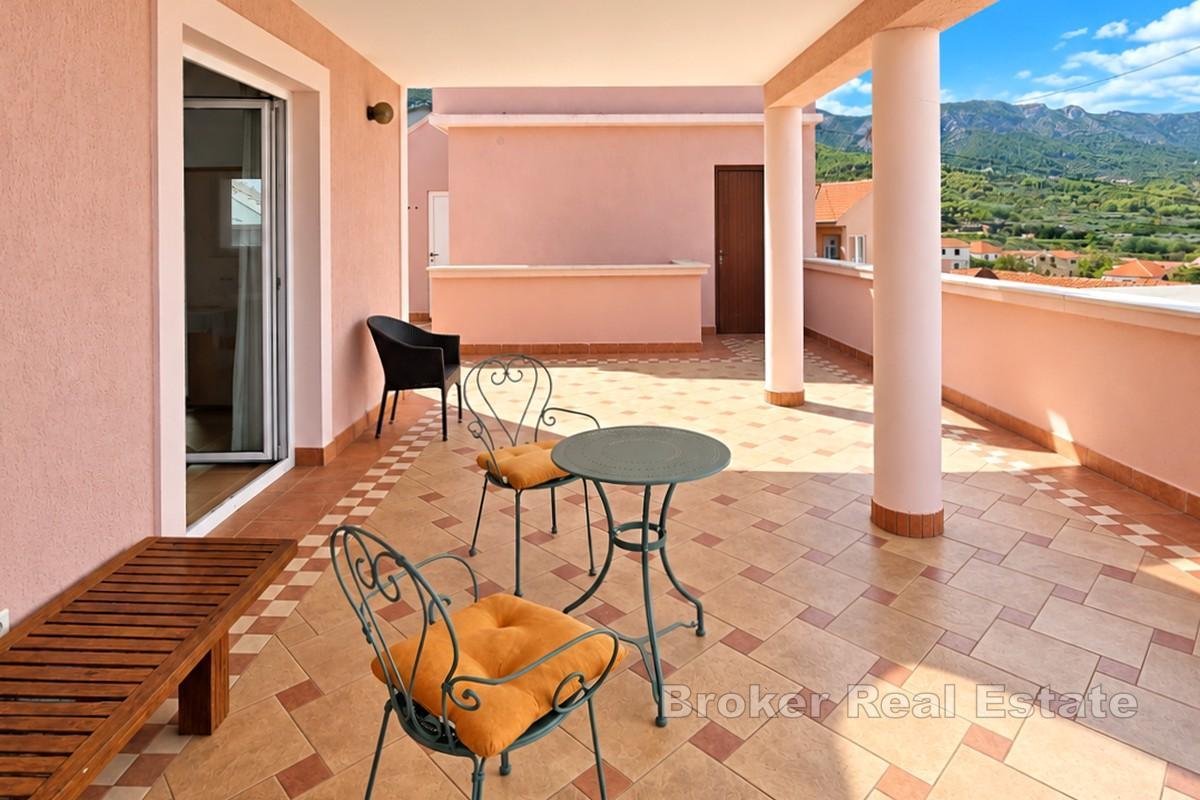 Haus mit drei Wohnungen, Garage und Meerblick