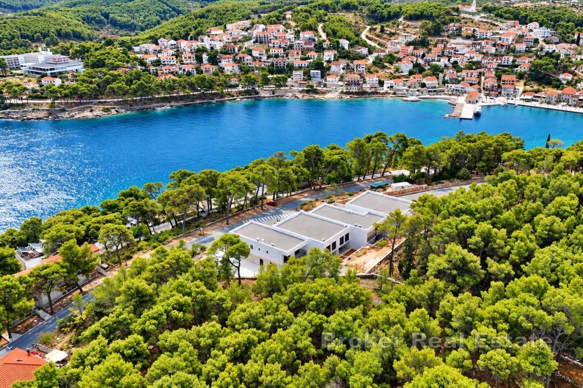 Novogradnja - dvoetažni stan s vrtom i pogledom na more