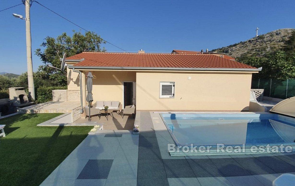 Maison moderne de plain-pied avec piscine