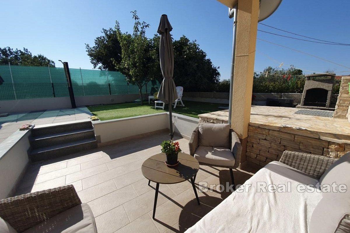 Maison moderne de plain-pied avec piscine