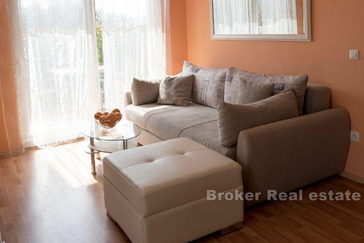 Maison moderne de plain-pied avec piscine