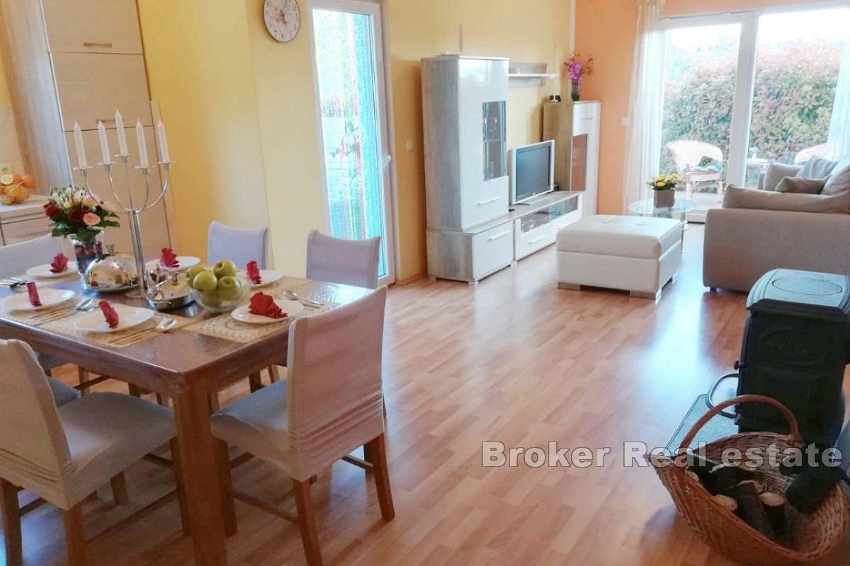 Maison moderne de plain-pied avec piscine