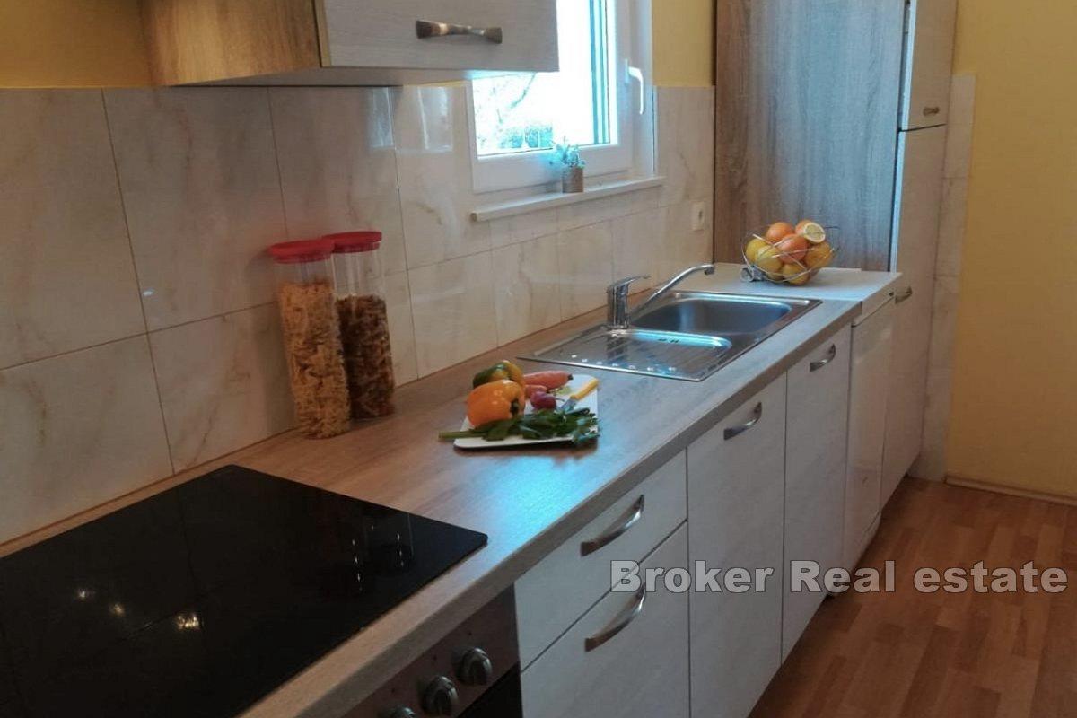 Maison moderne de plain-pied avec piscine