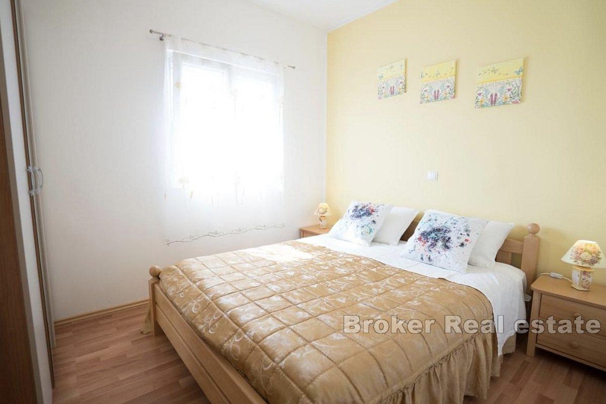 Maison moderne de plain-pied avec piscine