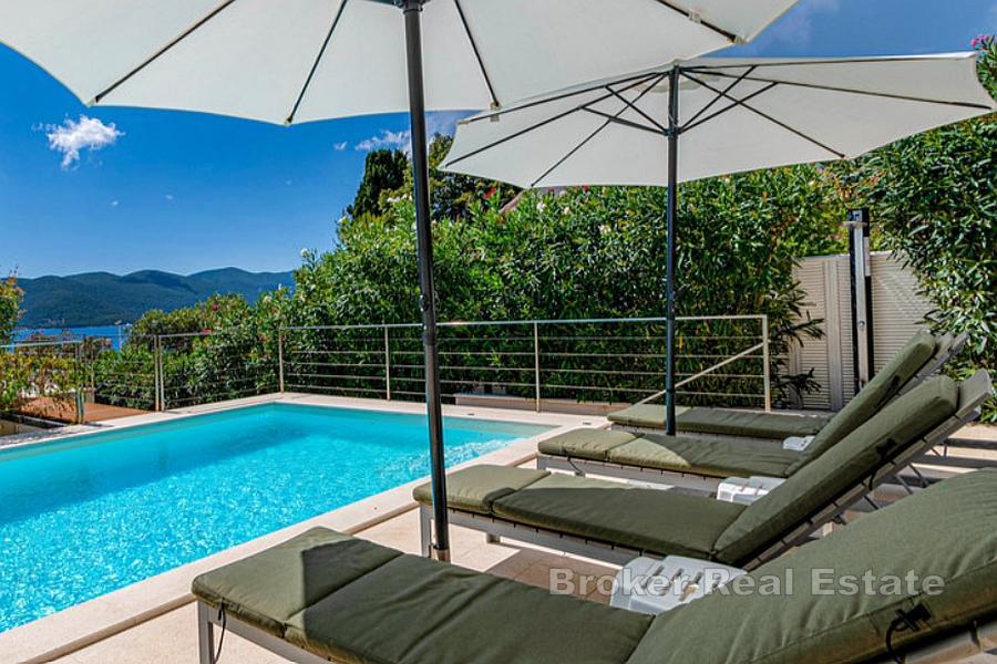 Villa con piscina in prima fila sul mare