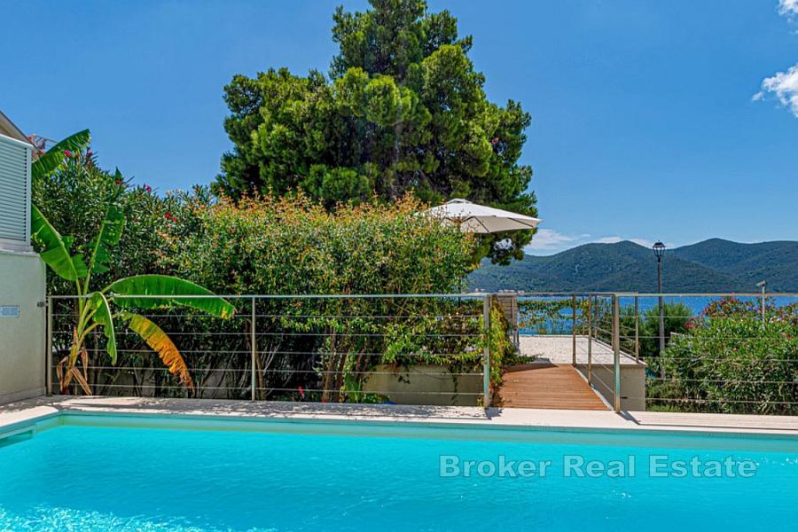 Villa con piscina in prima fila sul mare