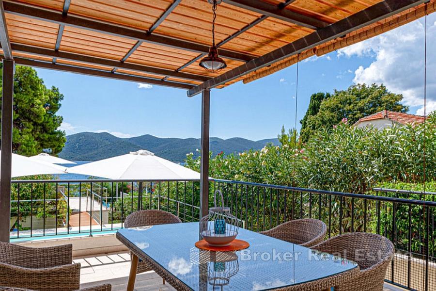 Villa con piscina in prima fila sul mare