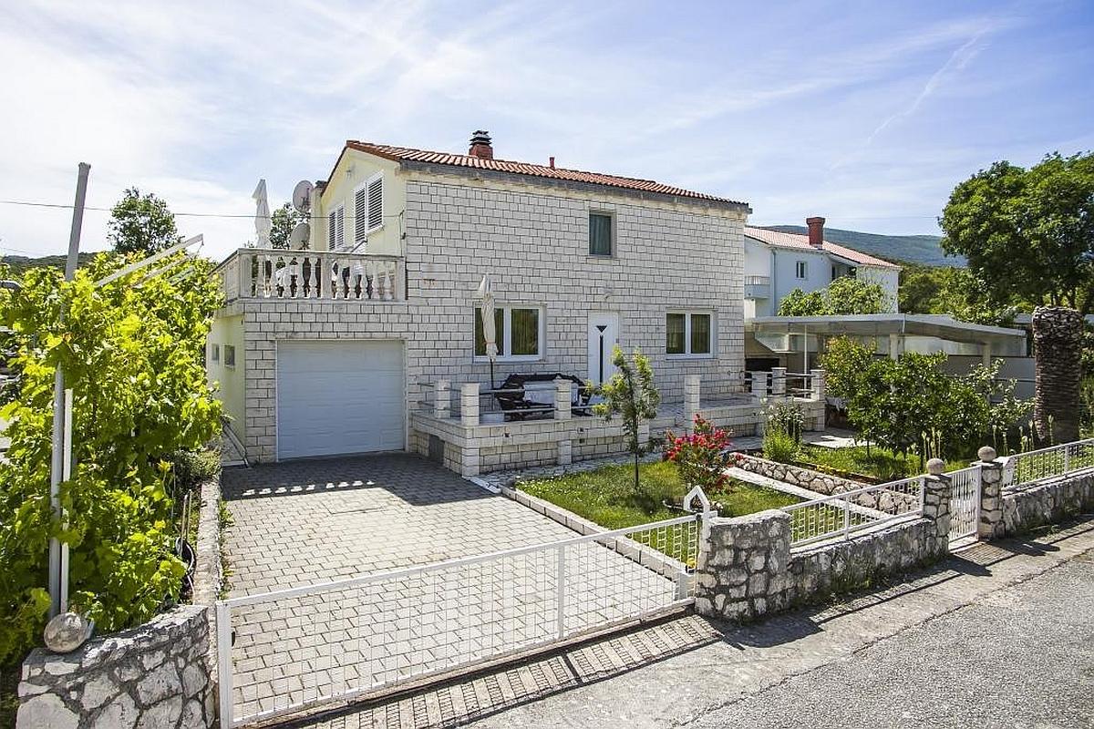 001-2052-08-Peljesac-Stone-family-house-with-two-apartments-units-for-sale