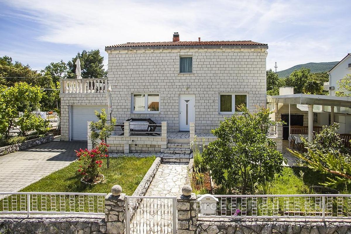 Casa di famiglia in pietra adatta al turismo