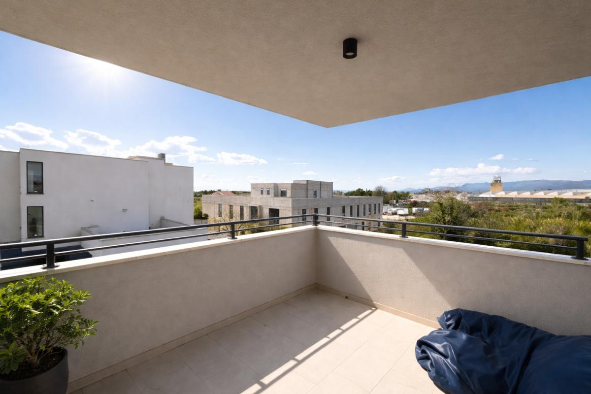 001-2052-102-Kastela-Office-space-on-the-first-floor-for-rent