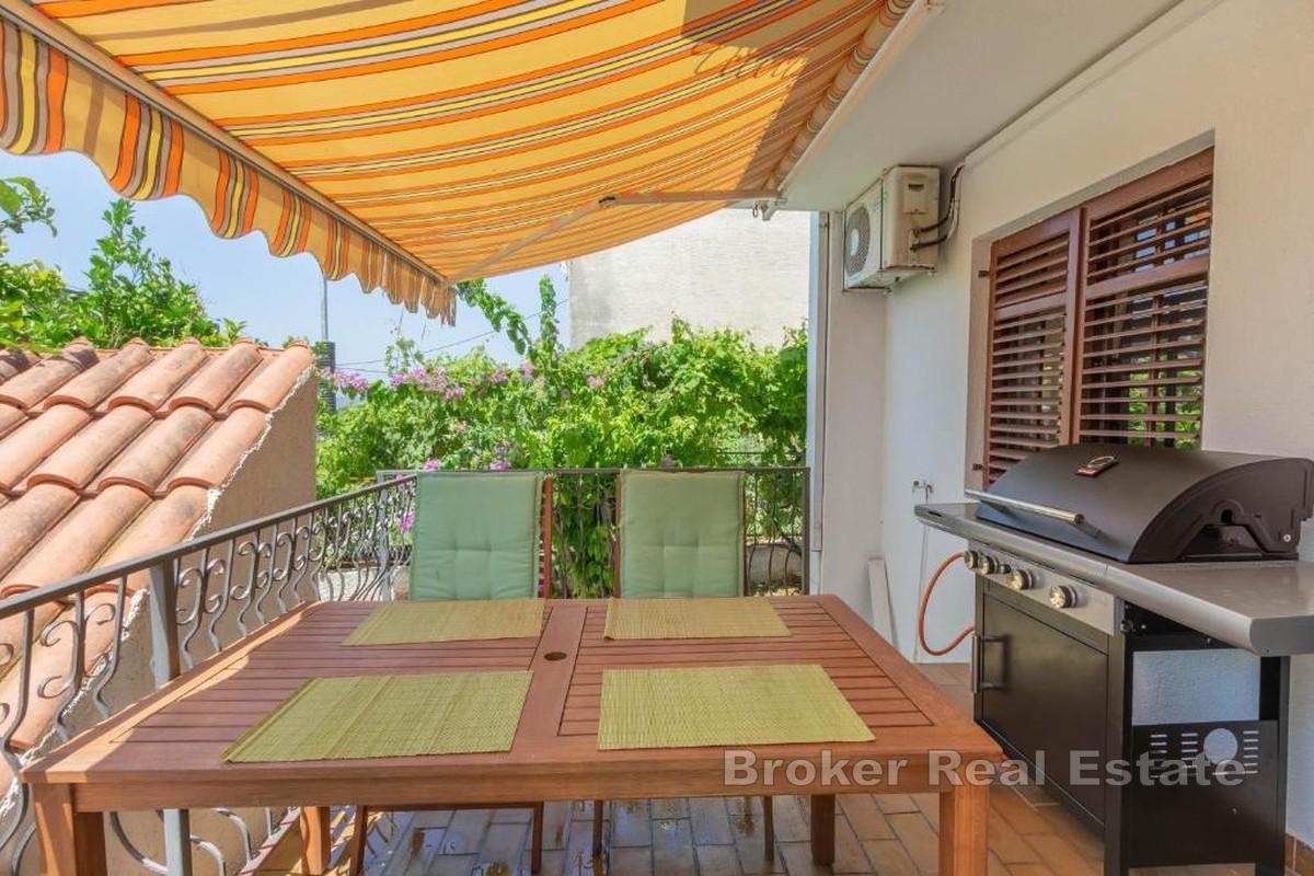 Dwupokojowy apartament z widokiem na ogród i morze