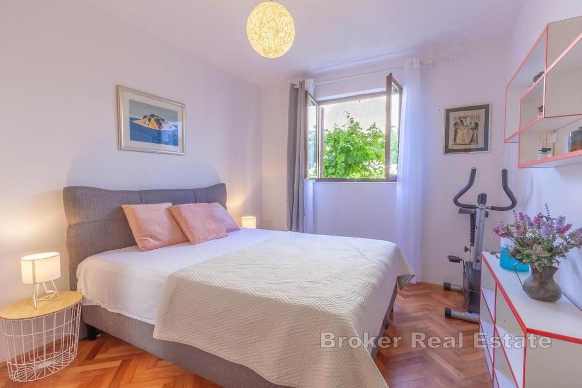 Dwupokojowy apartament z widokiem na ogród i morze