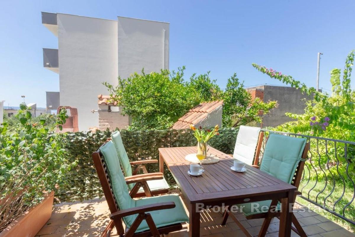 Dwupokojowy apartament z widokiem na ogród i morze