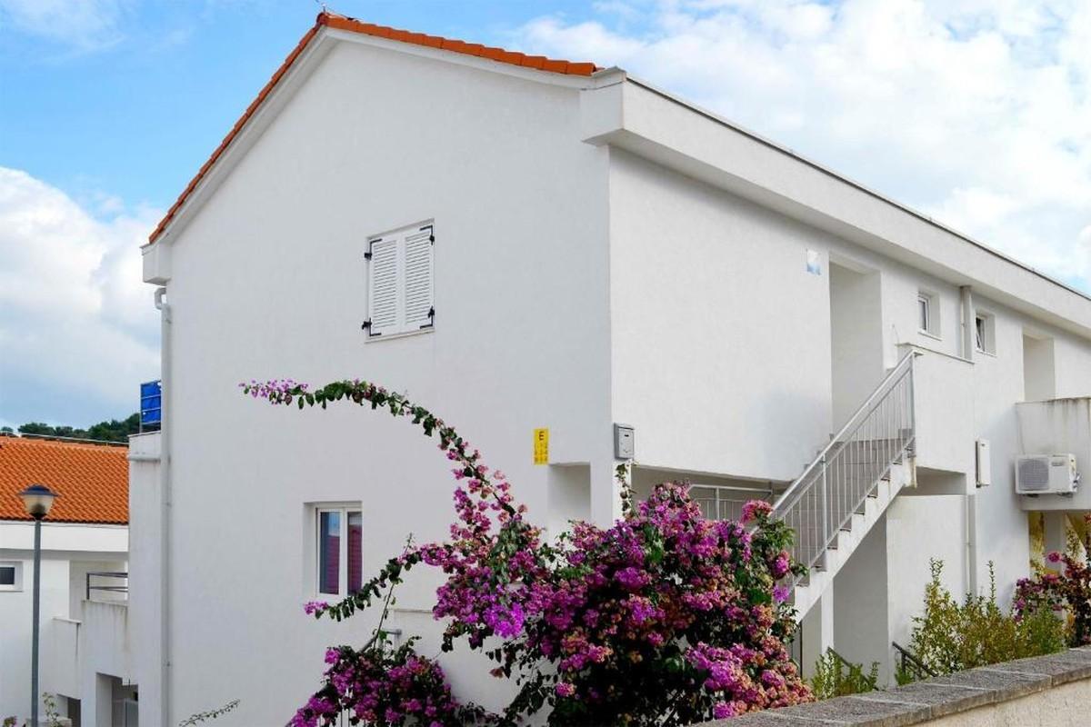 001-2052-110-Solta-Apartment-near-the-beach-for-sale