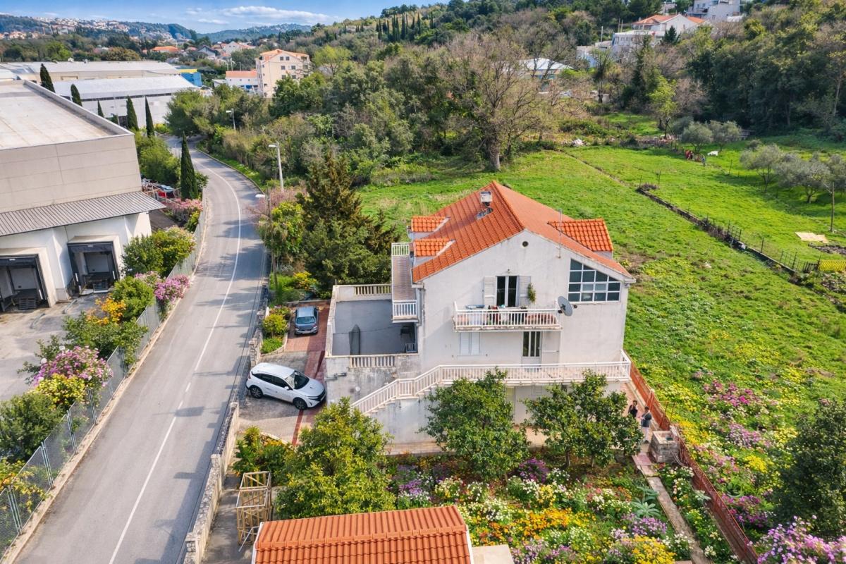 001-2052-113-Dubrovnik-House-with-additional-building-and-a-garden-for-sale