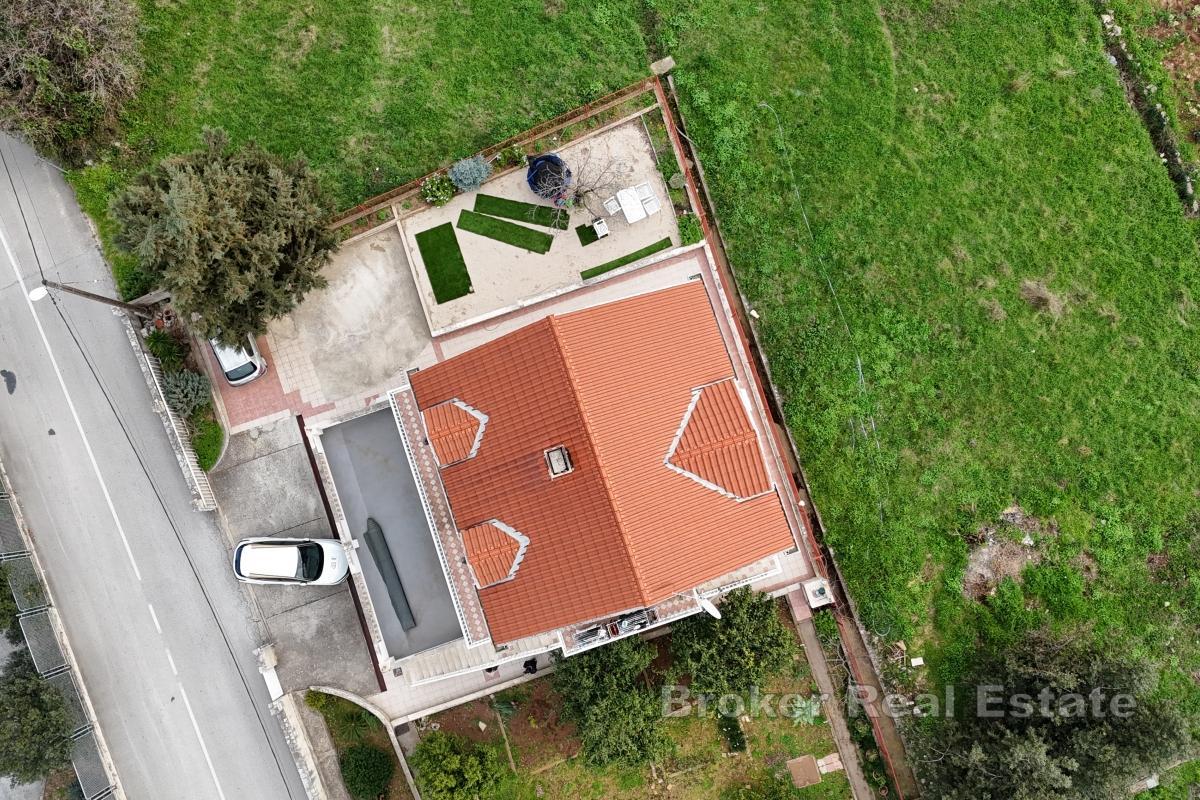 Dom z dodatkowym budynkiem i ogrodem