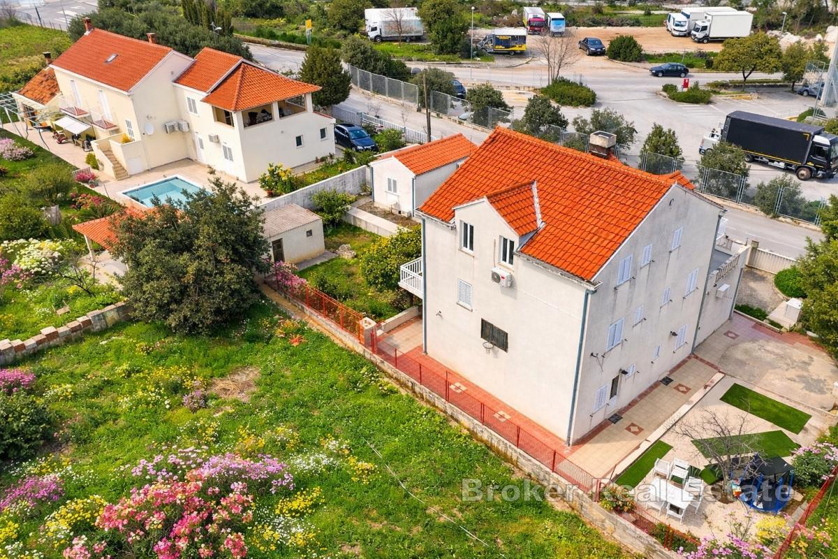 Дом с пристройкой и садом