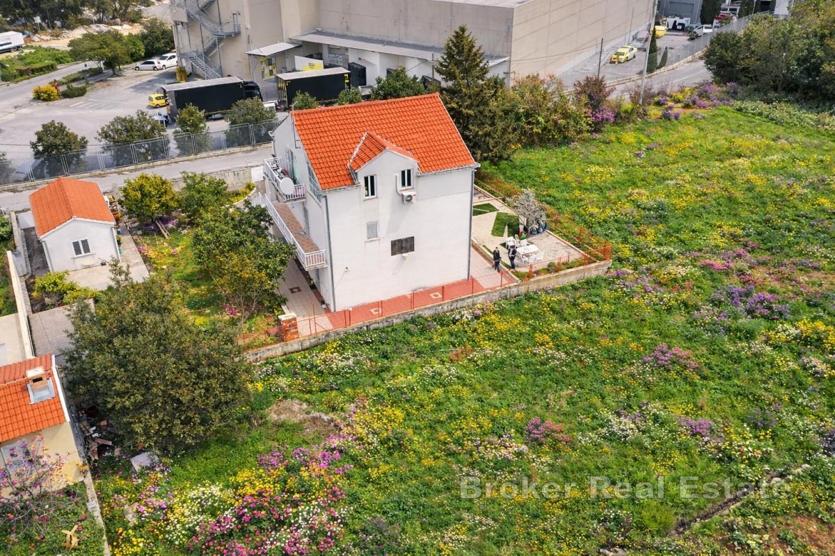 Haus mit Nebengebäude und Garten