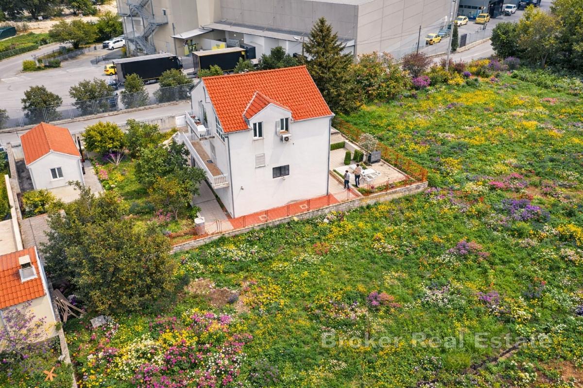 Haus mit Nebengebäude und Garten