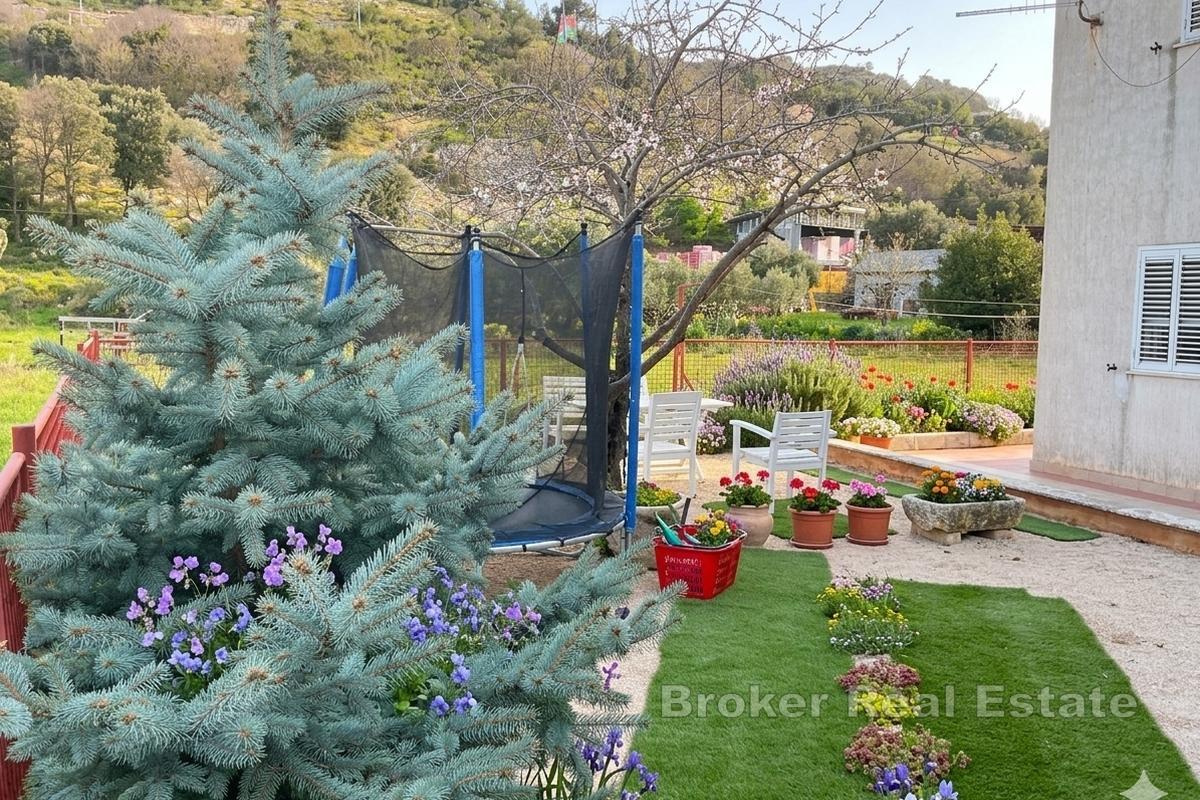 Дом с пристройкой и садом