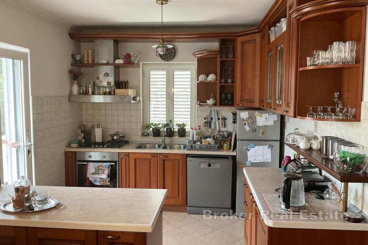 Dom z dodatkowym budynkiem i ogrodem