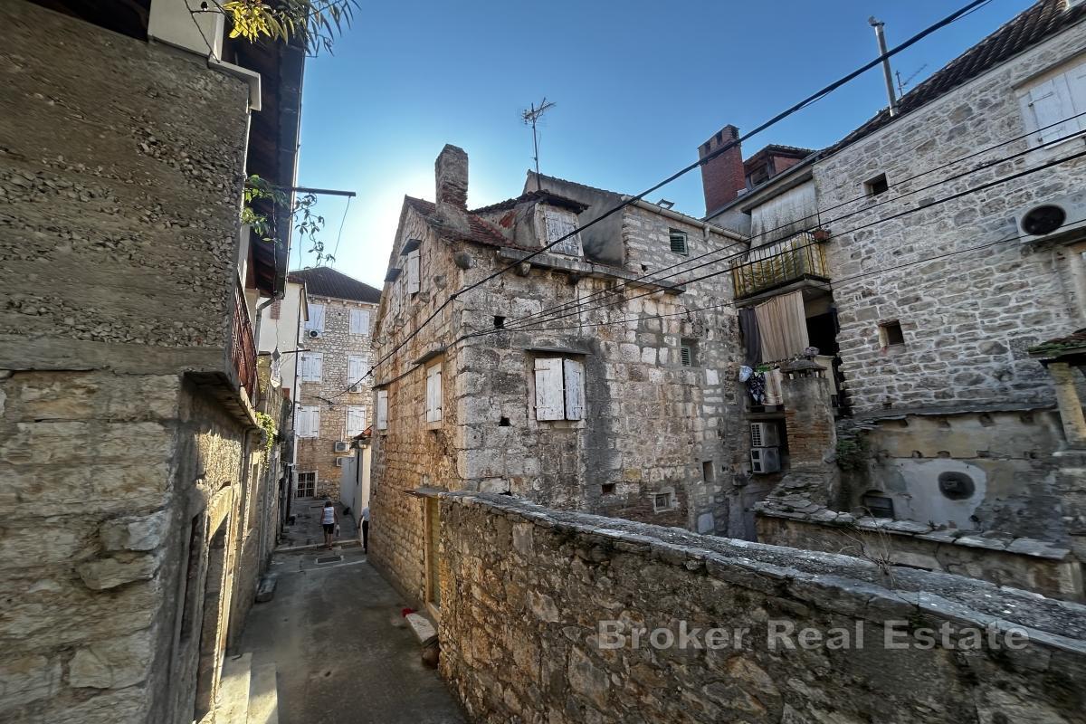 Kamenný dům ve starém městě Milna