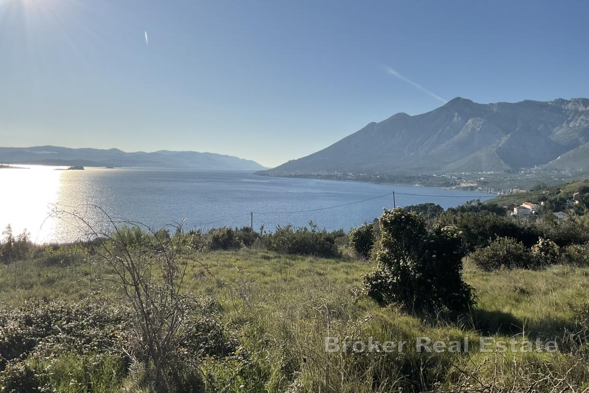 Gammalt stenhus med mark vid havet