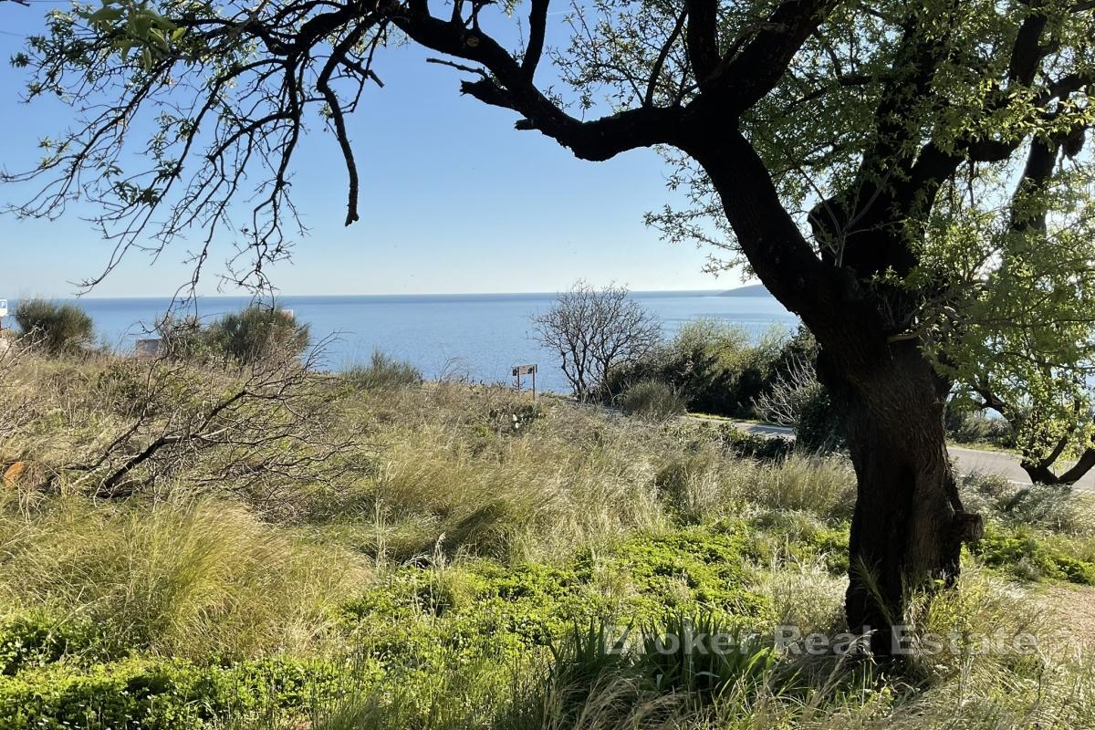 Gammalt stenhus med mark vid havet