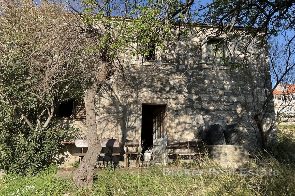 Stara kamena kuća sa zemljištem do mora