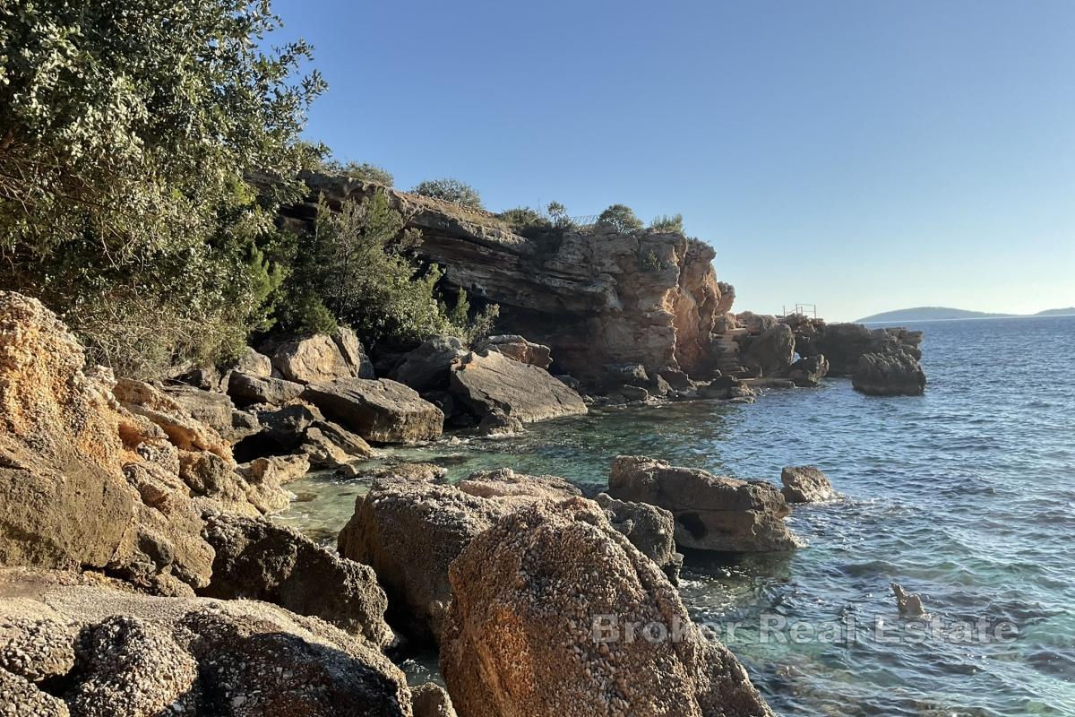 Gammalt stenhus med mark vid havet