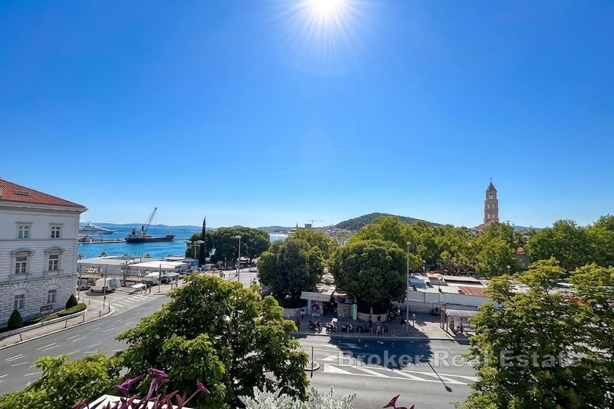 Appartamento con tre camere da letto e vista mare